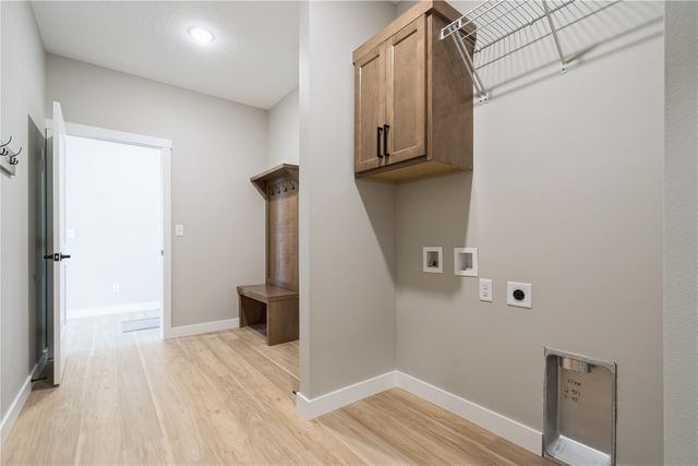 345 Dutch Dr, Robins, IA 52328