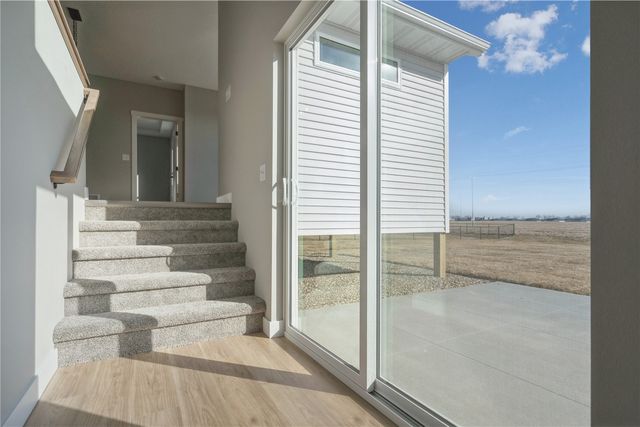 345 Dutch Dr, Robins, IA 52328