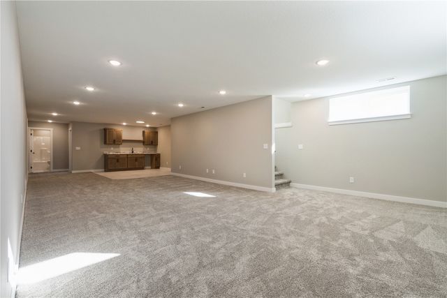 345 Dutch Dr, Robins, IA 52328