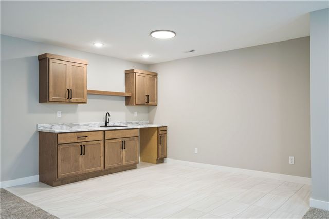 345 Dutch Dr, Robins, IA 52328