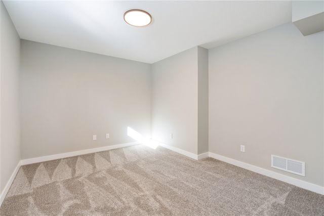 345 Dutch Dr, Robins, IA 52328