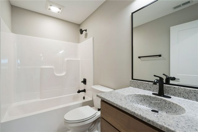 345 Dutch Dr, Robins, IA 52328