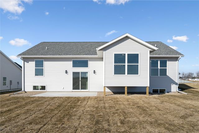 345 Dutch Dr, Robins, IA 52328