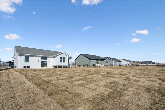 345 Dutch Dr, Robins, IA 52328