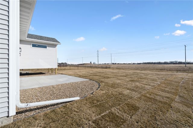 345 Dutch Dr, Robins, IA 52328
