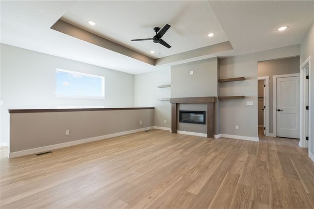 345 Dutch Dr, Robins, IA 52328