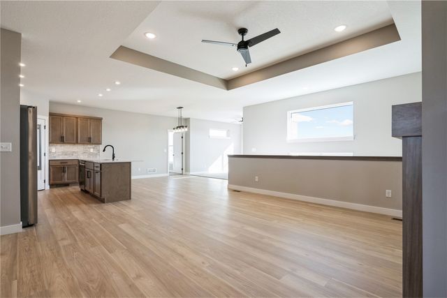 345 Dutch Dr, Robins, IA 52328