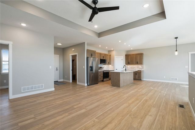 345 Dutch Dr, Robins, IA 52328