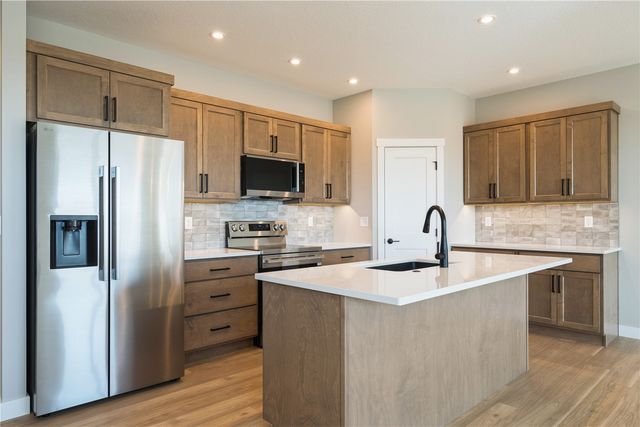 345 Dutch Dr, Robins, IA 52328