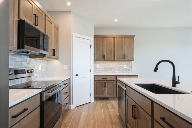 345 Dutch Dr, Robins, IA 52328