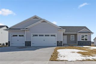 345 Dutch Dr, Robins, IA 52328