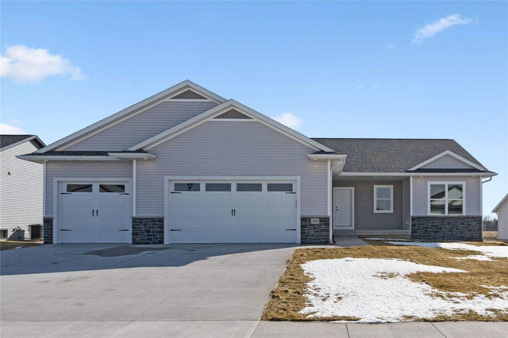 345 Dutch Dr, Robins, IA 52328