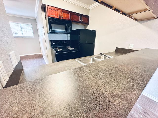 805 S Center ST 108, Austin, TX 78704