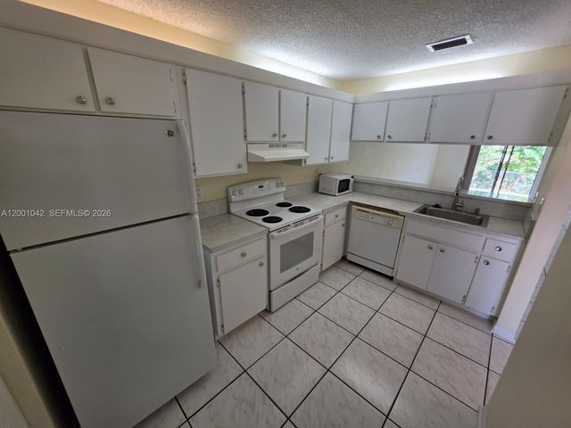7959 NW 41st Ct, Sunrise, FL 33351
