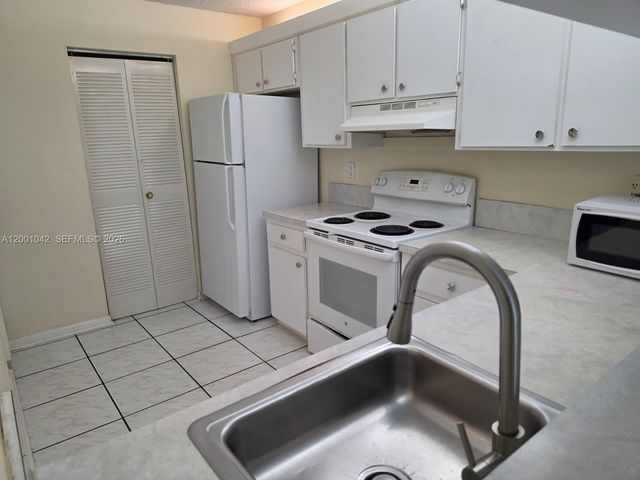 7959 NW 41st Ct, Sunrise, FL 33351