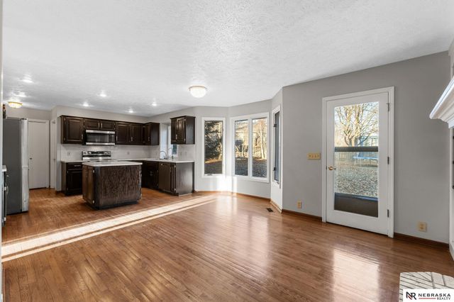 6818 N 106th Circle, Omaha, NE 68122