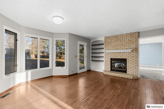 6818 N 106th Circle, Omaha, NE 68122