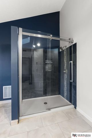 6818 N 106th Circle, Omaha, NE 68122