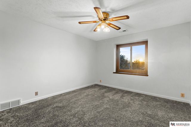 6818 N 106th Circle, Omaha, NE 68122