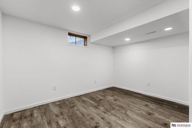 6818 N 106th Circle, Omaha, NE 68122