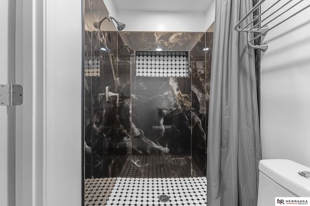 6818 N 106th Circle, Omaha, NE 68122