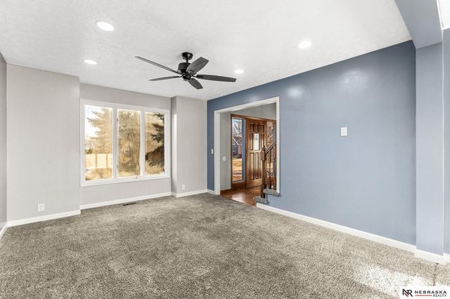 6818 N 106th Circle, Omaha, NE 68122