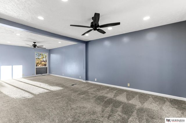 6818 N 106th Circle, Omaha, NE 68122