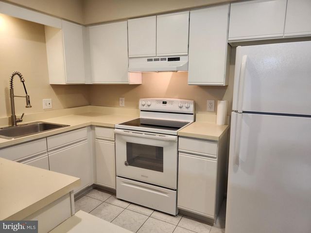 5 SUMMIT CT, Marlton, NJ 08053