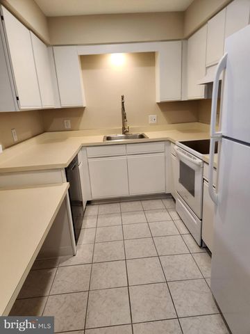 5 SUMMIT CT, Marlton, NJ 08053