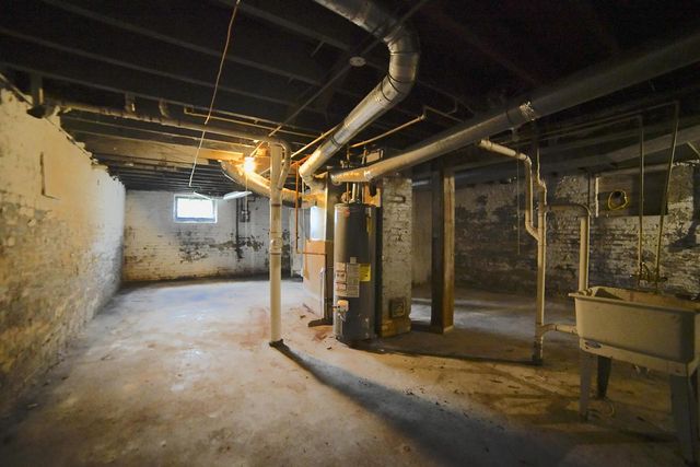1925 W Center STREET, Milwaukee, WI 53206