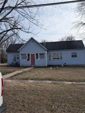 304 E Sycamore Street, Nevada, MO 64772