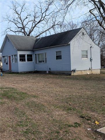304 E Sycamore Street, Nevada, MO 64772