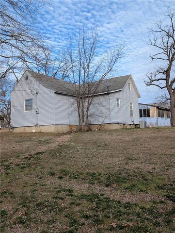 304 E Sycamore Street, Nevada, MO 64772