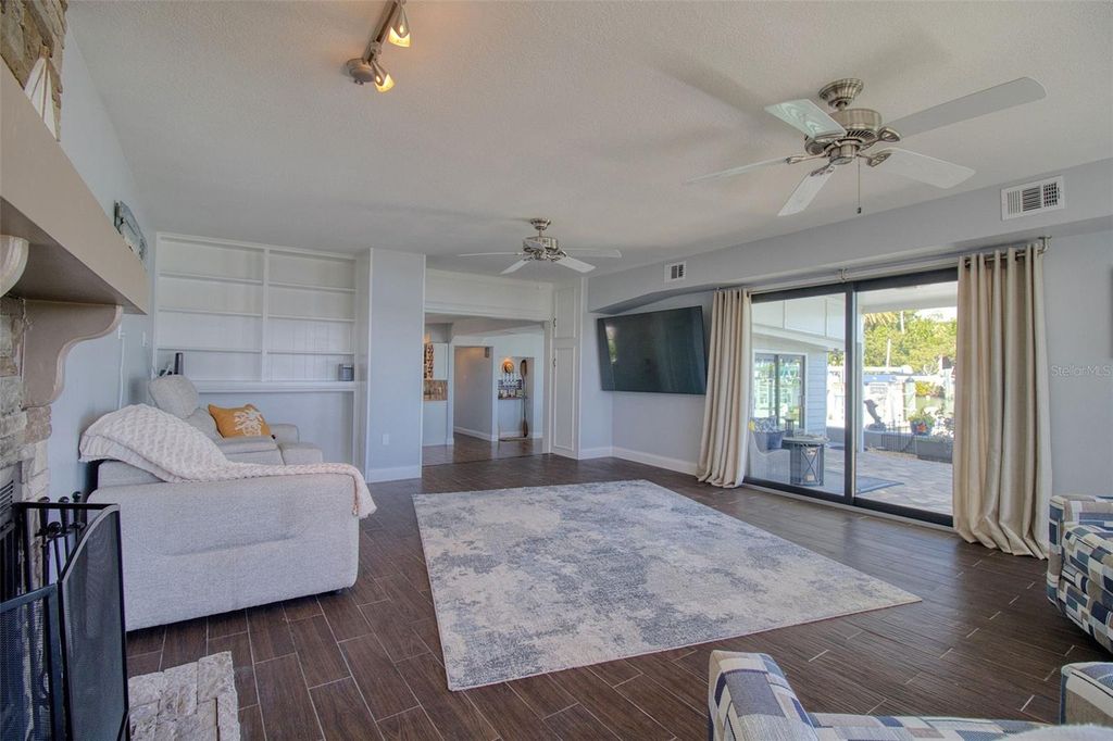 Image 15 of property listing at 322 10TH AVENUE, Indian Rocks Beach, FL 33785