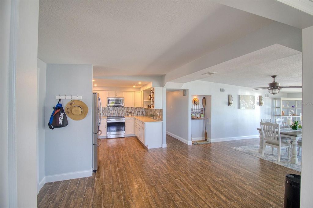 Image 18 of property listing at 322 10TH AVENUE, Indian Rocks Beach, FL 33785