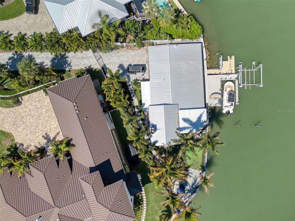 Image 3 of property listing at 322 10TH AVENUE, Indian Rocks Beach, FL 33785