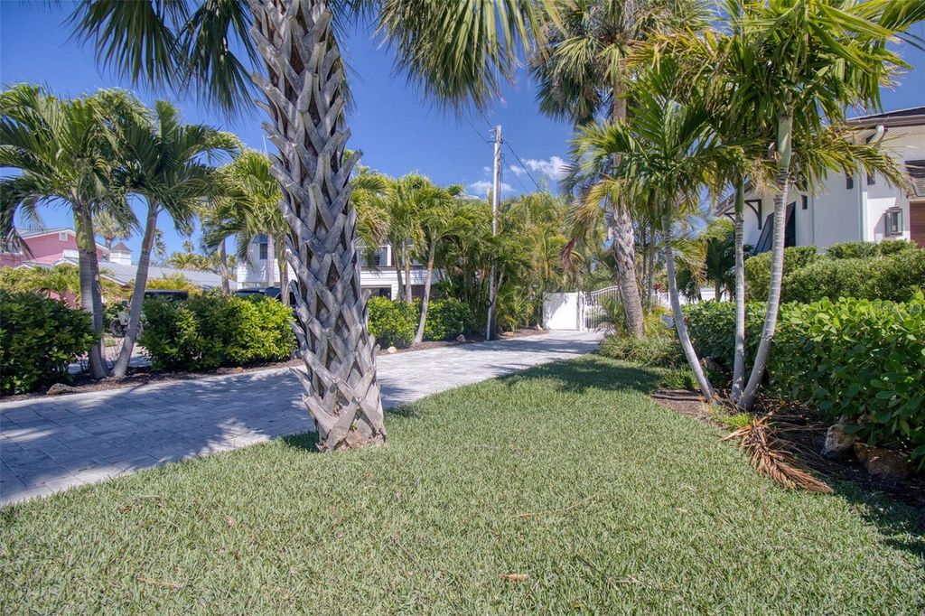 Image 33 of property listing at 322 10TH AVENUE, Indian Rocks Beach, FL 33785