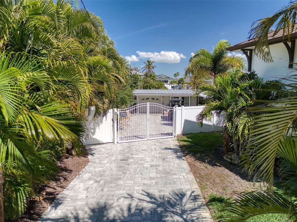 Image 7 of property listing at 322 10TH AVENUE, Indian Rocks Beach, FL 33785