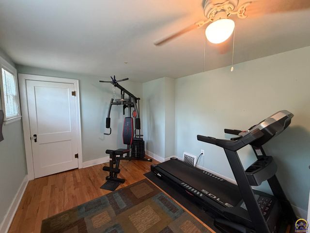 1425 SW Collins AVE, Topeka, KS 66604