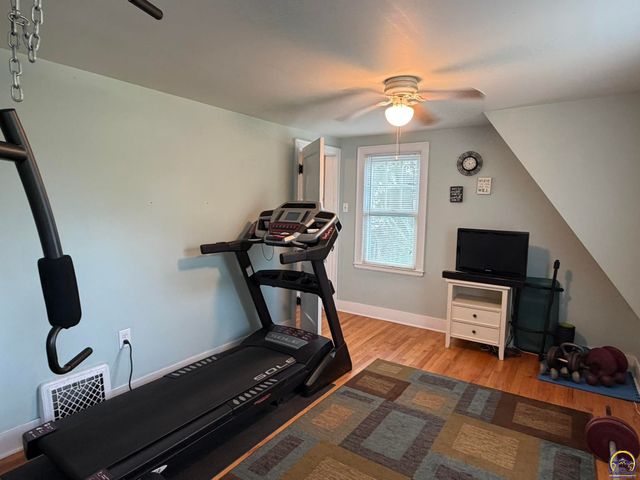 1425 SW Collins AVE, Topeka, KS 66604