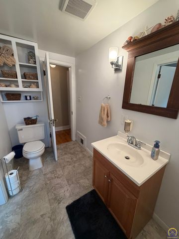1425 SW Collins AVE, Topeka, KS 66604