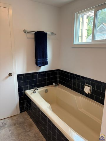 1425 SW Collins AVE, Topeka, KS 66604