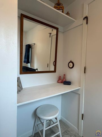 1425 SW Collins AVE, Topeka, KS 66604