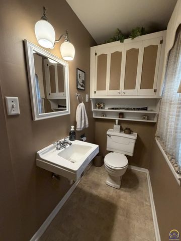 1425 SW Collins AVE, Topeka, KS 66604