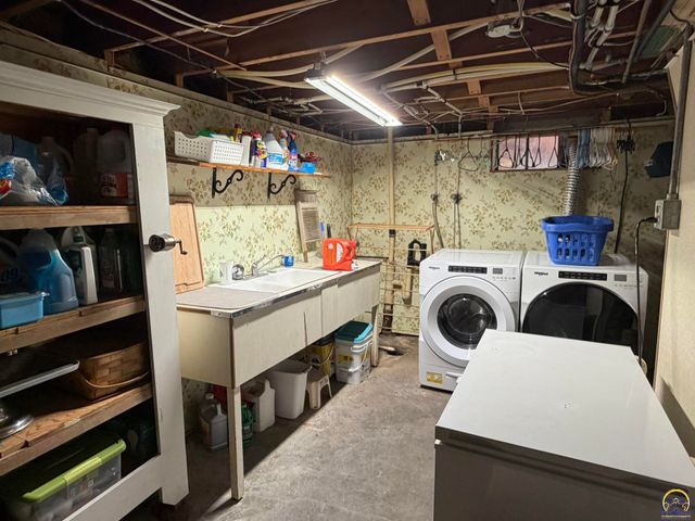 1425 SW Collins AVE, Topeka, KS 66604