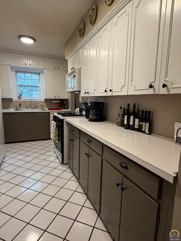 1425 SW Collins AVE, Topeka, KS 66604