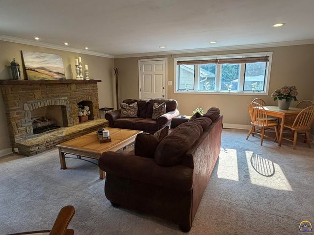 1425 SW Collins AVE, Topeka, KS 66604