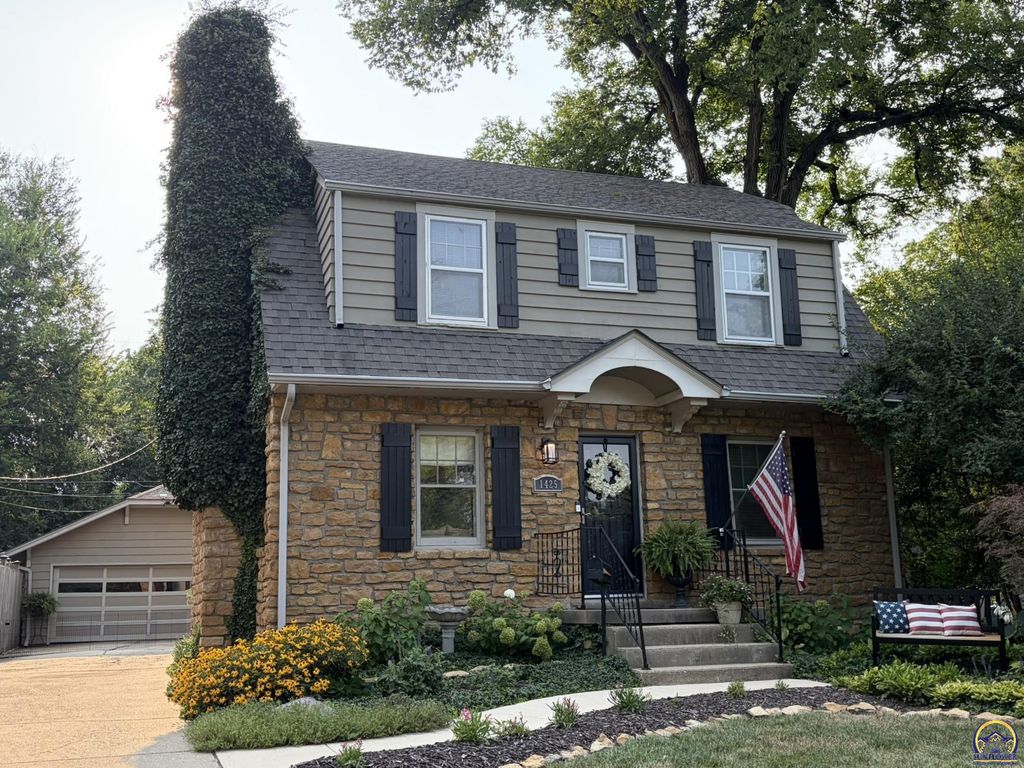 1425 SW Collins AVE, Topeka, KS 66604