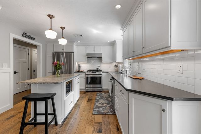 47 Country Ln, Dennis, MA 02639