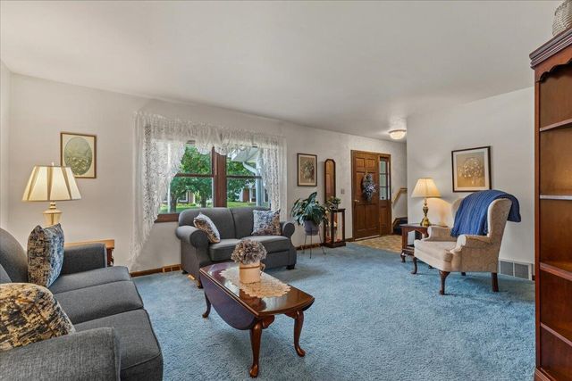1713 Howlett LANE, Waukesha, WI 53186